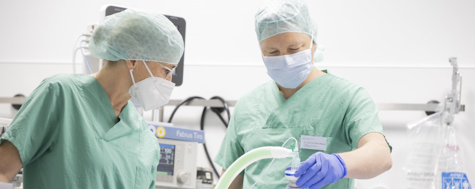 Anästhesieteam bereitet im Operationssaal einen Patienten für die Narkose vor.