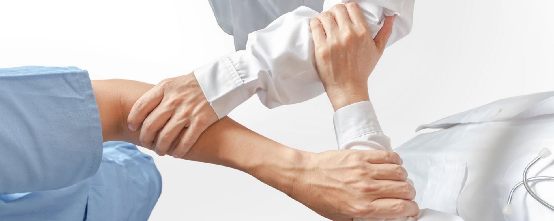 Pflegekraft unterstützt Patientin oder Patienten beim Aufrichten oder Umlagern – Sinnbild für Hilfe, Vertrauen und Teamarbeit in der medizinischen Versorgung