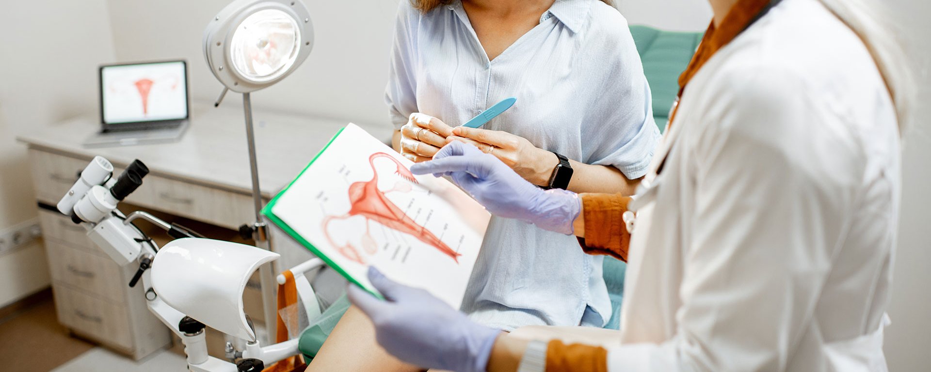 Fachärztin aus der Frauenheilkunde des Klinikverbund Allgäu erklärt einer Patientin einen medizinischen Vorgang anhand eines Bilds
