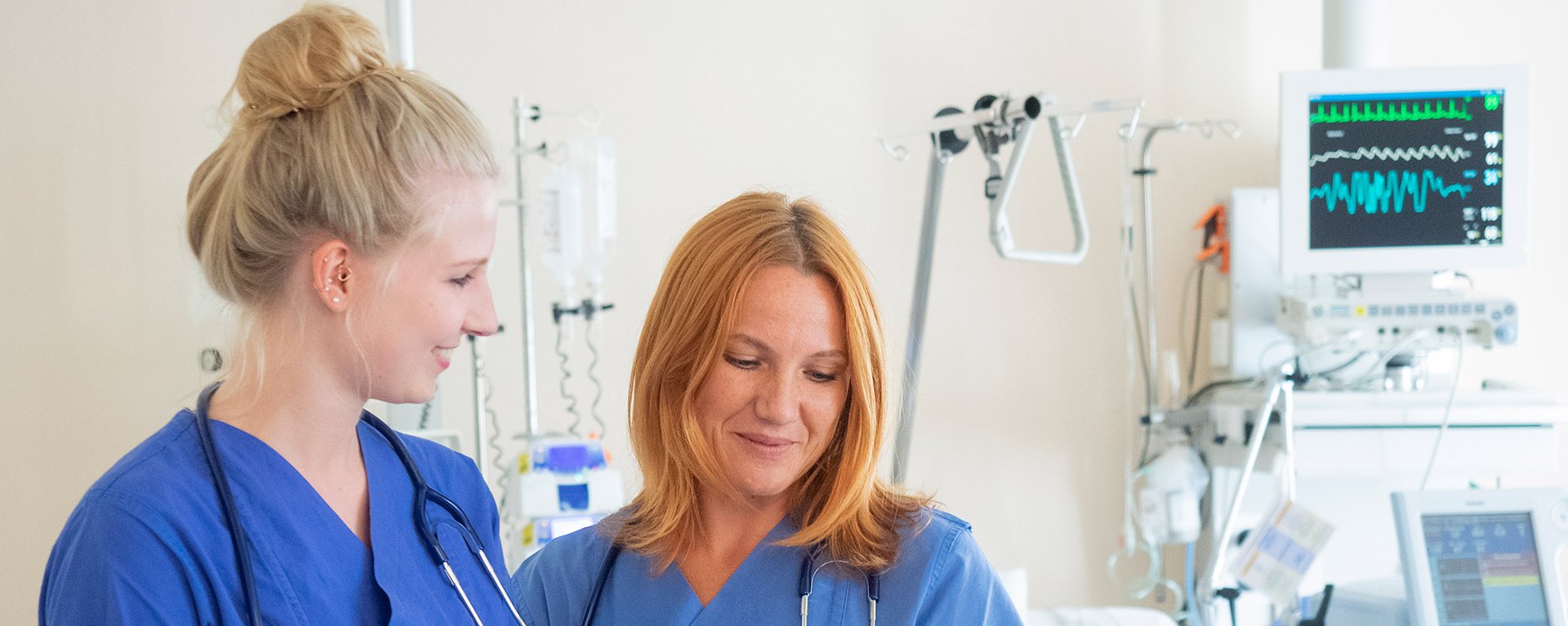 Zweis Medizinische Fachangestellte dosieren Medikamente ein einem Patientenzimmer, der Intensivmedizin