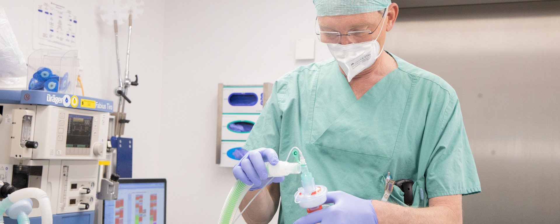 Anästhesist bereitet im Operationssaal eine Narkose für einen Patienten vor.