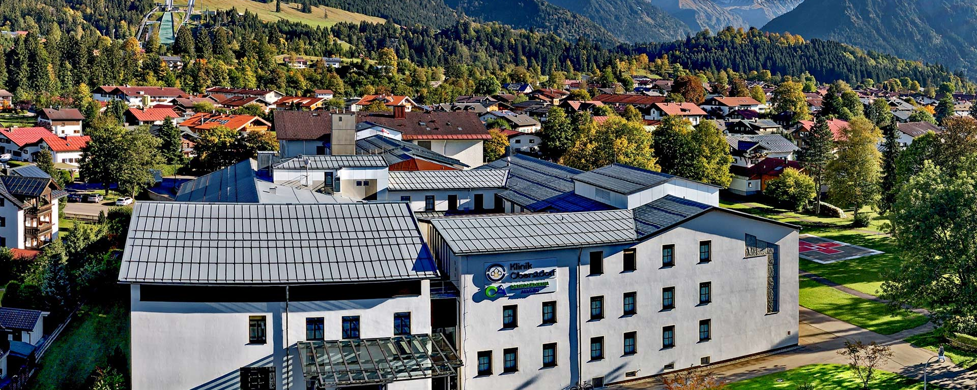 Aussenansicht der Klinik Obersdorf vor oberallgäuer Bergpanorama