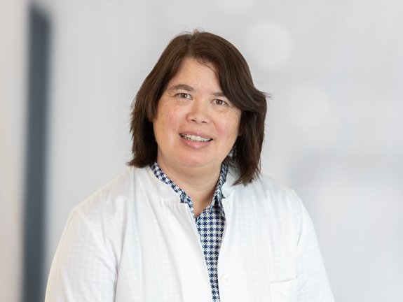 Dr. Elena Ito Porträt Elena Ito, einer BKH Psychiaterin, die die Leitung des Konsildienstes im Oberallgäu innehat.
