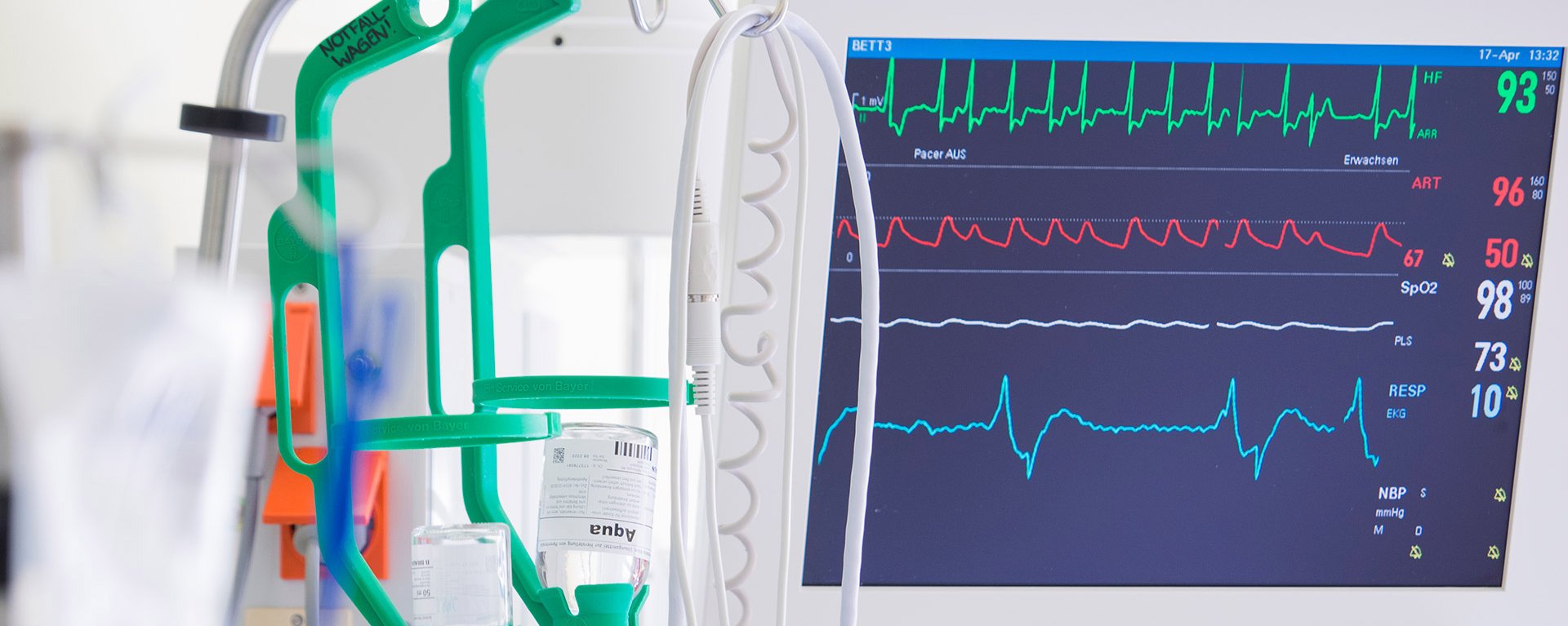 In der Intensivstation der Klinik Oberstdorf gibt es Bildschirme die die Vitalzeichen der Patienten bewachen.