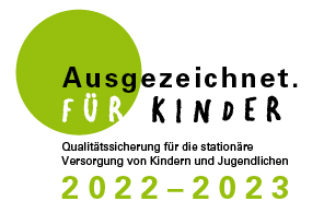 Logo der Auszeichnung "Ausgezeichnet. FÜR KINDER 2022–2023" zur Qualitätssicherung in der stationären Versorgung von Kindern und Jugendlichen