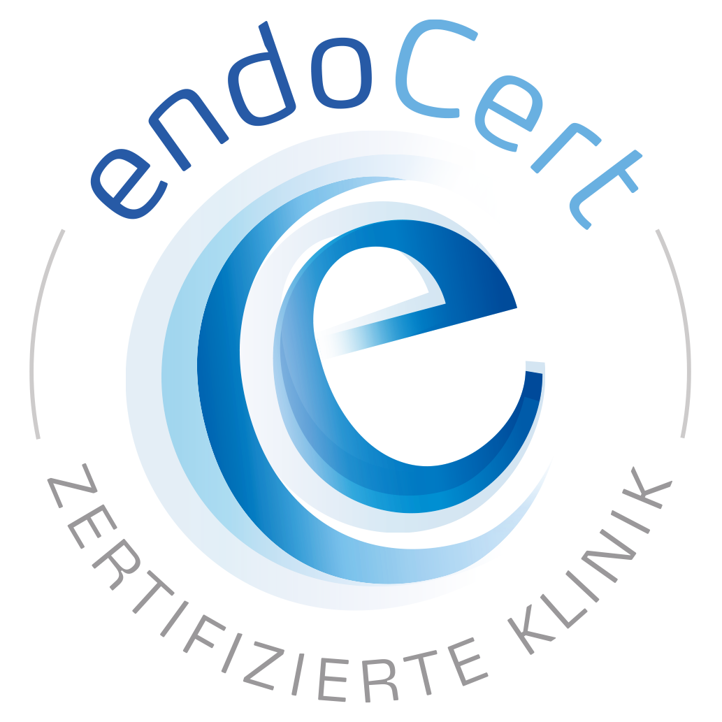 Logo von EndoCert mit stilisiertem blauen ‚e‘ und der Beschriftung ‚Zertifizierte Klinik‘
